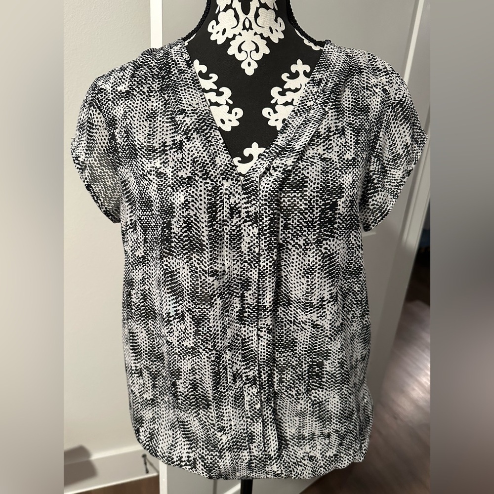 Banana Republic Black and White Patterned Blouse - Picture 1 of 10